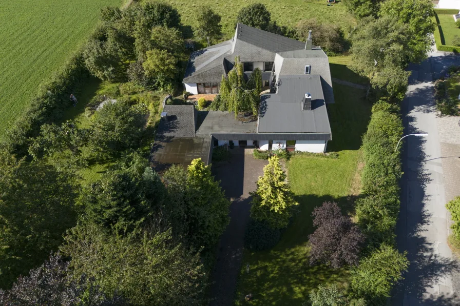 Blick auf das weitläufige Anwesen - Haus kaufen in Brilon - Weitläufig und gehoben: Einzigartige Villa in naturverbundener Traumlage!