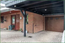 Carport auf der rechten Seite und Garage