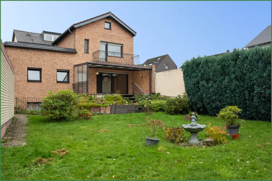 Rückseite mit Terrasse und Balkon - Haus kaufen in Leverkusen - Gut angebunden wohnen mit Garten und Garage in Quettingen/Lützenkirchen - Ruhig und zentral gelegen