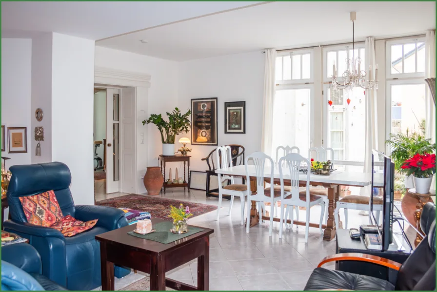 Esszimmer mit Blick auf die Terrasse - Wohnung kaufen in Leverkusen - Stilvolle Wohnung in gut angebundener Lage in Bergisch Neukirchen