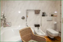 Badezimmer mit Eckbadewanne