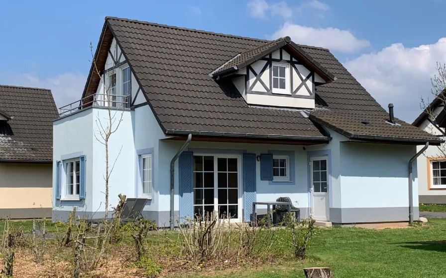 Sonnige Terrasse - Haus kaufen in Ediger-Eller - Gepflegtes Ferienhaus im Golf Resort