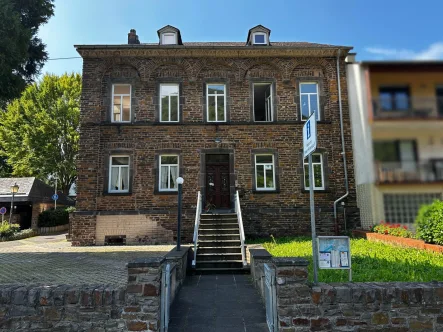 Außenansicht - Räumlichkeiten 1 Obergeschoss - Büro/Praxis mieten in Ellenz-Poltersdorf - Büroräume im ehem. Pfarrhaus mit Blick auf die Mosel zu vermieten