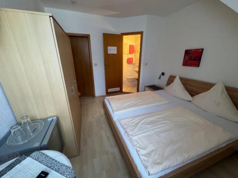 Gästezimmer mit Schrank und Minibar - 1 von 4