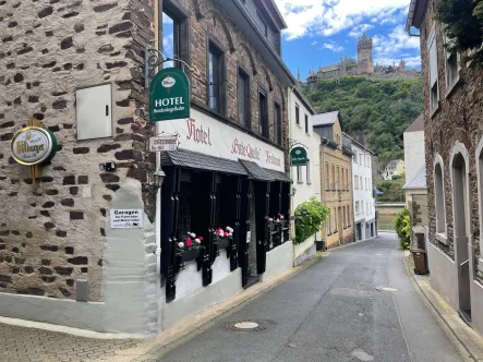 Ansicht Straße mit Blick zur Reichsburg - Gastgewerbe/Hotel kaufen in Cochem - Gemütliches Hotel mit Potenzial - auch mit zusätzlichem Gästehaus verfügbar