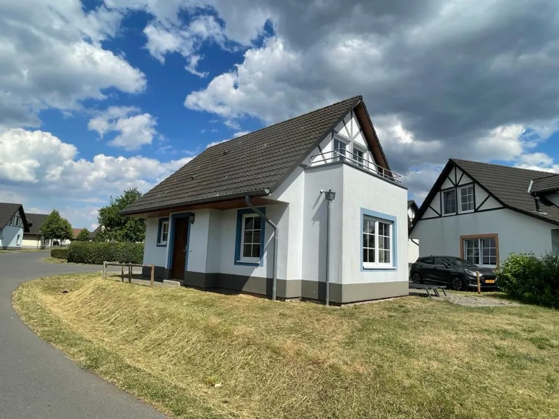 Außenansicht - Haus kaufen in Cochem - Gepflegtes Ferienhaus im Golf Resort