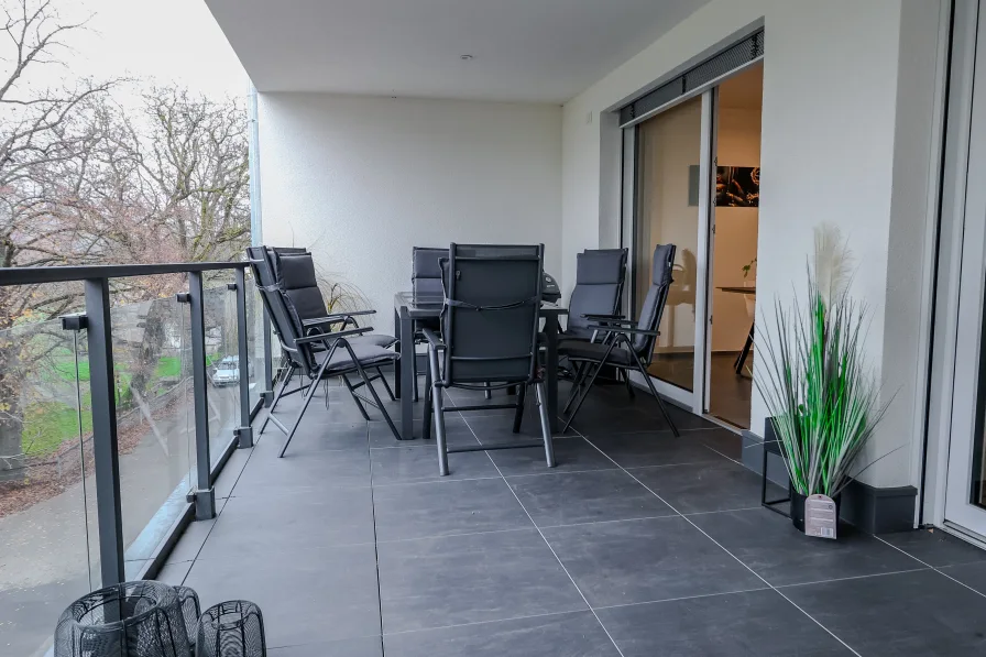 Großzügiger Balkon mit herrlicher Aussicht - Beispielfoto