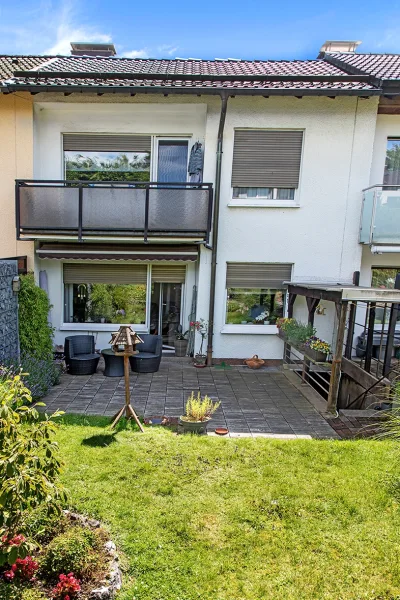 Hinteransicht mit Terrasse