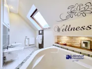 Badezimmer mit Dusche und Eckbadewanne DG