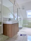 Badezimmer mit Dusche DG