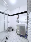 Badezimmer mit Dusche 1 OG