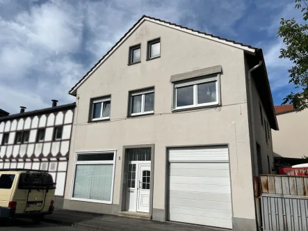 Gebäudeansicht - Haus kaufen in Arnsberg - Charmantes Mehrfamilienhaus mit 3 Wohnungen, kleinem Ladenlokal und Garage im Zentrum von Arnsberg