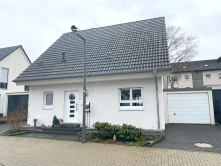 Hausansicht - Haus kaufen in Dortmund / Lanstrop - Freistehendes Einfamilienhaus mit Garage und schönem Garten