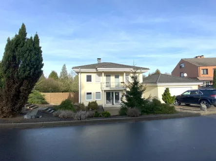 Hausansicht - Haus kaufen in Dortmund / Lanstrop - Luxuriöses Einfamilienhaus mit großem  Garten in ruhiger Lage von Dortmund