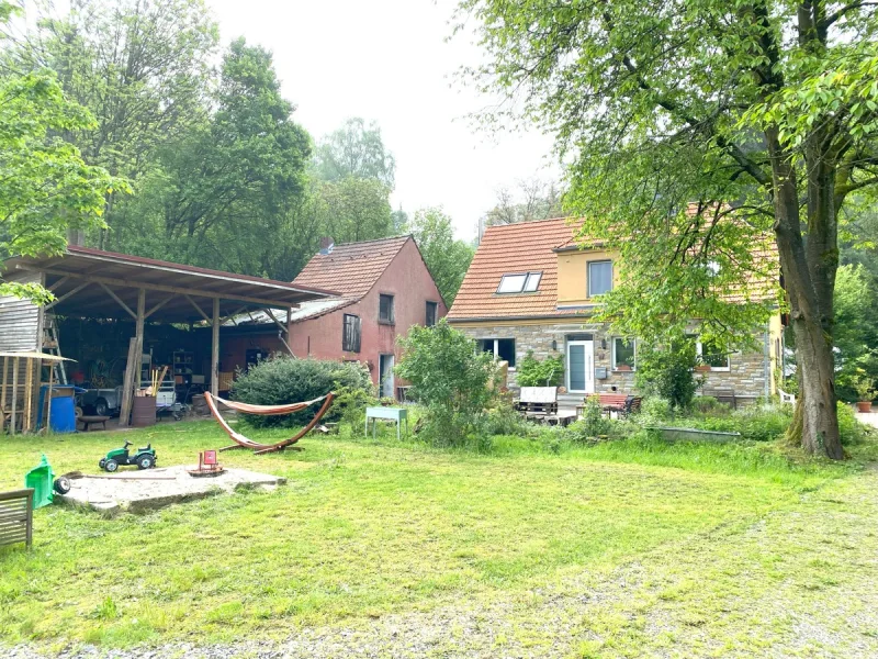 Carport und Nebengebäude