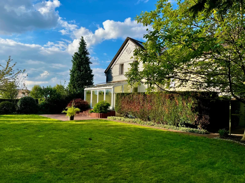 Haupthaus mit Wintergarten und Anbau