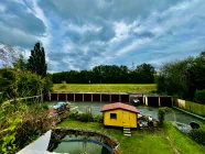 Ausblick in den Garten zum Kanal