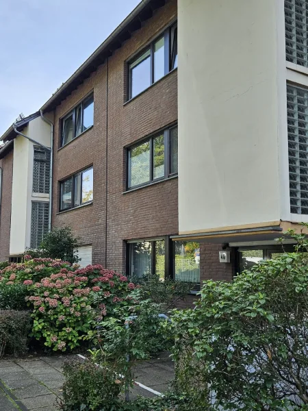 Frontansicht - Wohnung kaufen in Düsseldorf - Attraktive drei Zimmer Wohnung in gesuchter und begehrter Lage von Düsseldorf Urdenbach/Benrath.