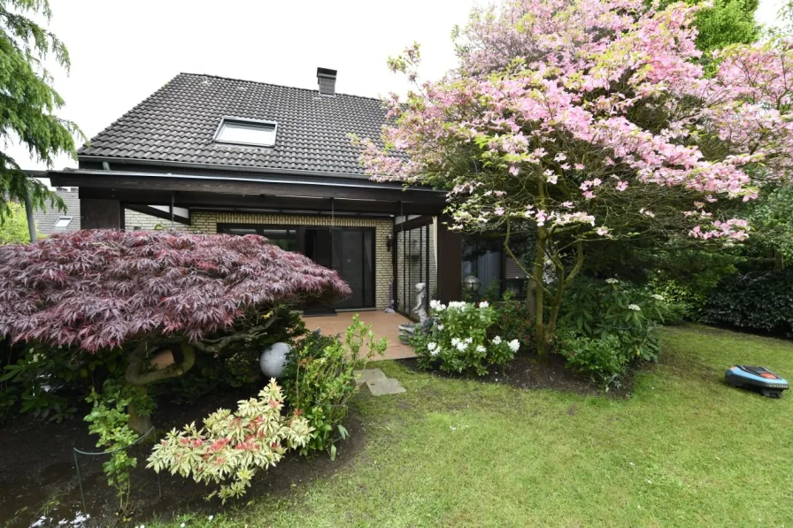Rückansicht - Haus kaufen in Duisburg - Rahm macht glücklich! Charmantes Zweifamilienhaus mit bildhübschem Garten