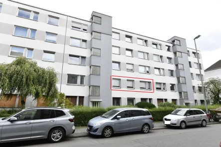 Frontansicht - Wohnung kaufen in Duisburg - Riesengroß in Neudorf! Gepflegte 4-Zimmer-ETW mit Raum für eine Familie inkl. Tiefgaragenstellplatz