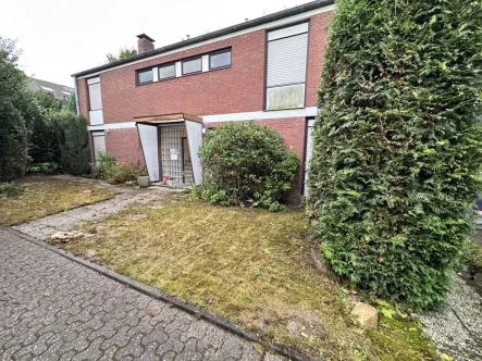 Frontansicht - Haus kaufen in Krefeld - Wer beendet meinen Dornröschenschlaf? Familie für großes ZFH gesucht in KR-Fischeln