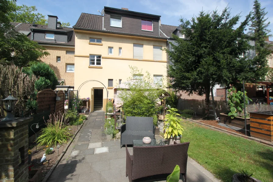 Wohnhaus Gartenseite - Wohnung mieten in Duisburg -  Objekt-Nr.: 26vtx5t | Scout-ID: 135880813 Du-Wanheimerort, Düsseldorferstr., 2. OG (DG), 60 m², 2 Zi., K D, Bad, Gartennutzung, 3-Familienhaus