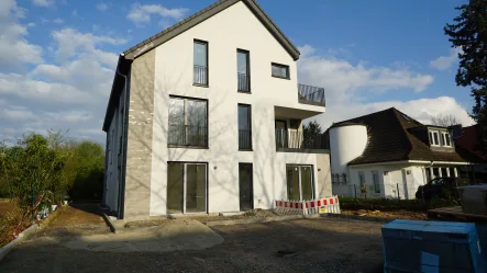 Hausansicht - Wohnung mieten in Düsseldorf - Hervorragend ausgestattete und moderne 3 Zimmer Dachgeschoss-Wohnung als Neubau-Erstbezug