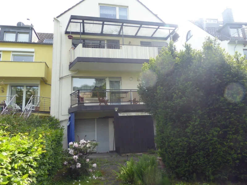 Rückansicht - Haus kaufen in Düsseldorf - GRAFENBERG 4-FAM.-HAUS, HAUPTMAISONETTEGARTENWHG.+APPT. BEZUGSFREI, AUF 761 QM GRUNDSTÜCK HARDTSTR.