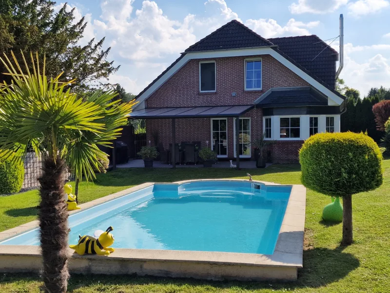 Rückansicht + Pool inkl. Garten - Haus kaufen in Solingen - EXKLUSIV FREISTEHENDES 1-FAM.-HAUS IN RUHIGER SACKGASSE KAMIN SWIMMINGPOOL LUXUS-BAD SG.-MERSCHEID