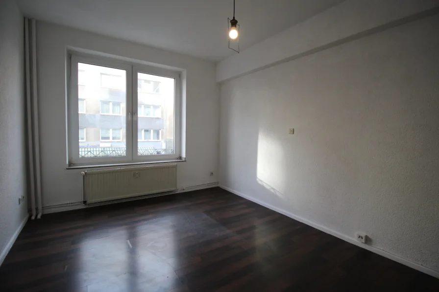 Wohnzimmer - Wohnung kaufen in Düsseldorf - OBERBILK ELLERSTR. BEZUGSFREIE WOHNUNG, 1. ETAGE, GROßE WOHNKÜCHE, WANNENBAD LAMINAT + FLIESEN