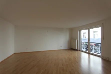 Wohnzimmer - Wohnung kaufen in Düsseldorf - EXKLUSIV NÄHE OBERKASSEL/HEERDT WEIßES BAD LAMINAT GROßES WOHNZIMMER RENOVIERT GARAGE VERMIETET