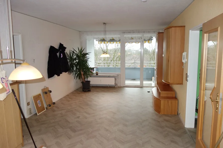 Wohnzimmer - Wohnung kaufen in Düsseldorf - BEZUGSFREI + HELL 4. ETAGE/AUFZUG 2 BALKONE BAD + G-WC GARAGE VINYLBÖDEN EINBAUKÜ.  MÖGL. IN HASSELS