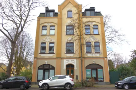 Titelbild - Wohnung kaufen in Düsseldorf - URDENBACHER ALLEE ALTBAU BEZUGSFREI KAMIN BALKON PARKETT GROßE KÜCHE GROßES BAD GROßER BALKON 3. OG