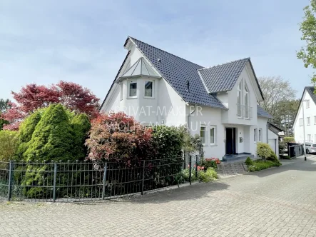 Seitenansicht - Haus kaufen in Mönchengladbach / Odenkirchen-West - Wolfgang Pauly empfiehlt ++ Haus-Garten-Ensemble der Extraklasse/ SPA/ TG