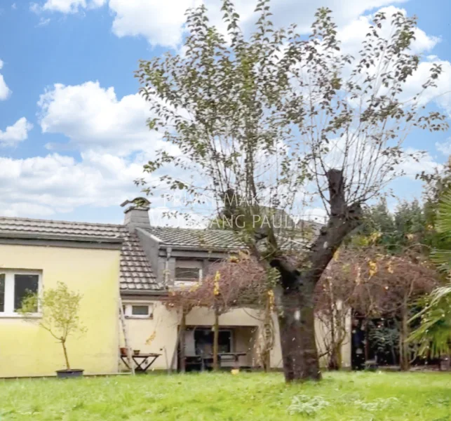 Teilans. Rückfront - Haus kaufen in Willich-Schiefbahn - Uriges kleines Haus mit riesigem Grundstück ++ Saniert/ Solar/ Kamin