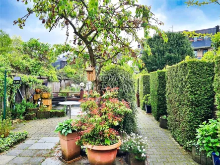 Gartenansicht - Haus kaufen in Mönchengladbach-Windberg - GESUCHTE LAGE WINDBERG / sonniger Garten ++ Hauptwohnung  plus 2 vermietete Einlieger