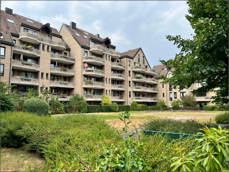 Objektansicht - Wohnung kaufen in Düsseldorf - Elegante 3 Raum Wohnung mit großzügigem Sonnenbalkon mit Weitblick sowie TG-Stellplatz zum Eigennutz