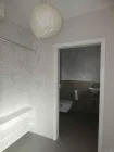 Garderobe mit Blick ins Gäste-WC