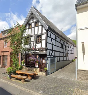 Bild1 - Haus kaufen in Mechernich-Kommern - Denkmalgeschütztes Fachwerkhaus mit Gastro-Gewerbe und  zwei Wohneinheiten im Herzen von Kommern!