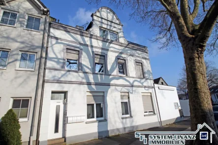 Frontansicht - Haus kaufen in Wesseling - 4-Parteienhaus in Wesseling