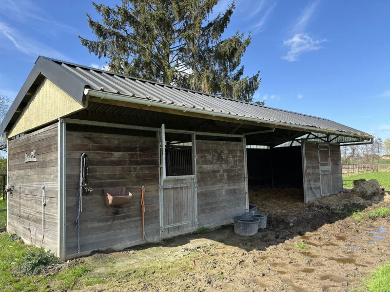 Stall außen