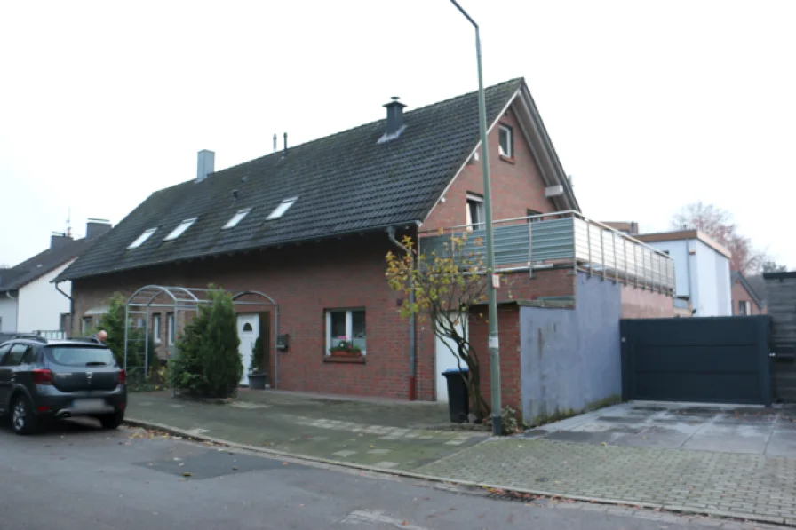 Außenansicht - Haus kaufen in Duisburg - RESERVIERT - Stilvolles Wohnen: Moderne Doppelhaushälfte mit besonderen Extras für gehobenen Komfort