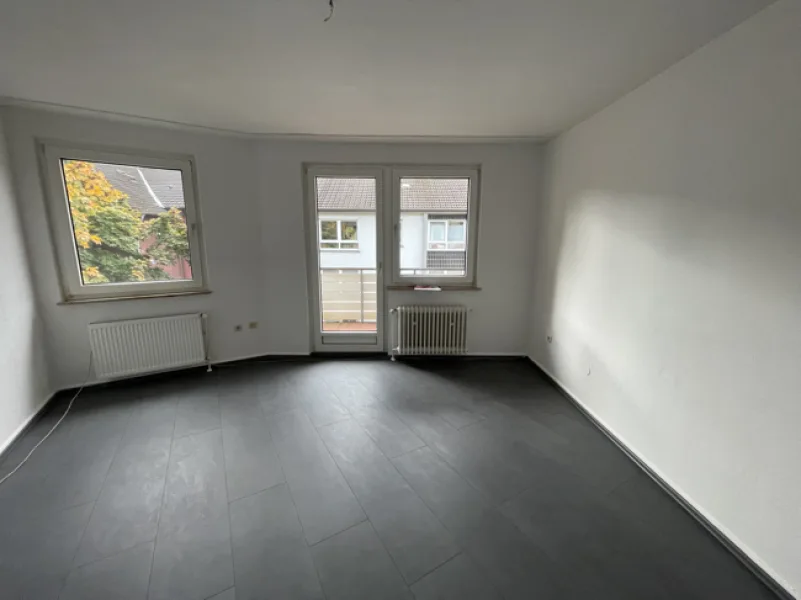 Wohnzimmer - Wohnung mieten in Essen - Helle und geräumige 2-Zimmer-Wohnung mit Balkon