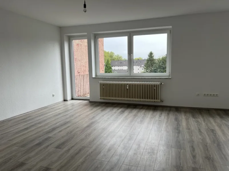 Wohnzimmer - Wohnung mieten in Gelsenkirchen / Rotthausen - Modernisierte 3-Zimmer-Wohnung mit Gäste-WC und Balkon in Gelsenkirchen-Rotthausen