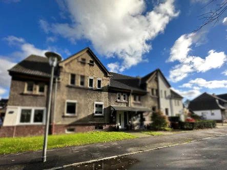 Außenansicht - Haus kaufen in Gladbeck / Gladbeck-Zweckel - Kaufpreisanpassung -Modernisiertes Reihenmittelhaus in Gladbeck-Zweckel