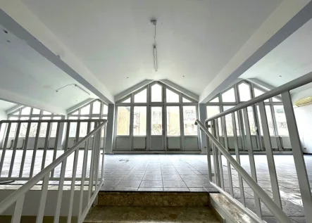 Treppenaufgang - Büro/Praxis mieten in Gelsenkirchen - Mit viel Raum für Kreativität und Business   Openspace |  ca. 307 m²Atelierfläche | Showroom