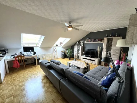 Wohnzimmer - Wohnung mieten in Gladbeck - Helle 2,5-Zimmer Dachgeschosswohnung in Gladbeck-Brauck | Einbauküche | Parkettboden