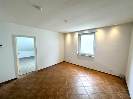 Wohnzimmer - Wohnung mieten in Gelsenkirchen - Gemütliche 3-Zimmer-Dachgeschosswohnung in Gelsenkirchen-Buer!