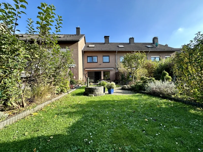 Rückansicht - Haus kaufen in Düsseldorf - Viel Platz für die ganze Familie!Reihenmittelhaus in Düsseldorf - Hassels sucht neue Eigentümer!