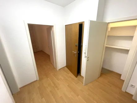 Diele - Wohnung mieten in Gelsenkirchen - Barrierearmer Wohnkomfort: frisch renoviert  Ruhige 2-Zimmer-Erdgeschosswohnung ca. 51 m²